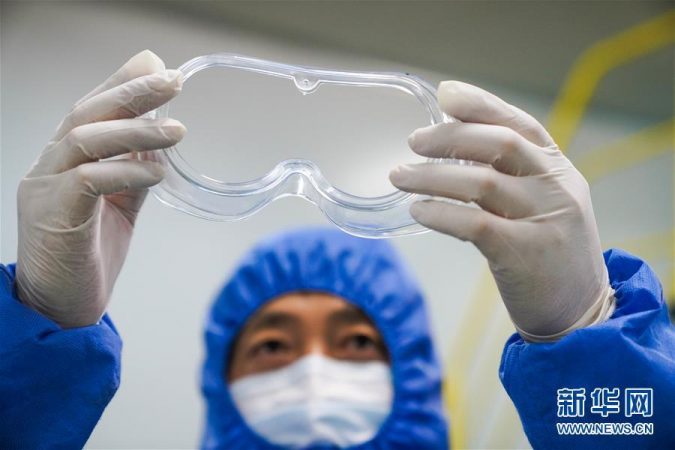 哈尔滨：加紧生产医用隔离眼罩助力疫情防控